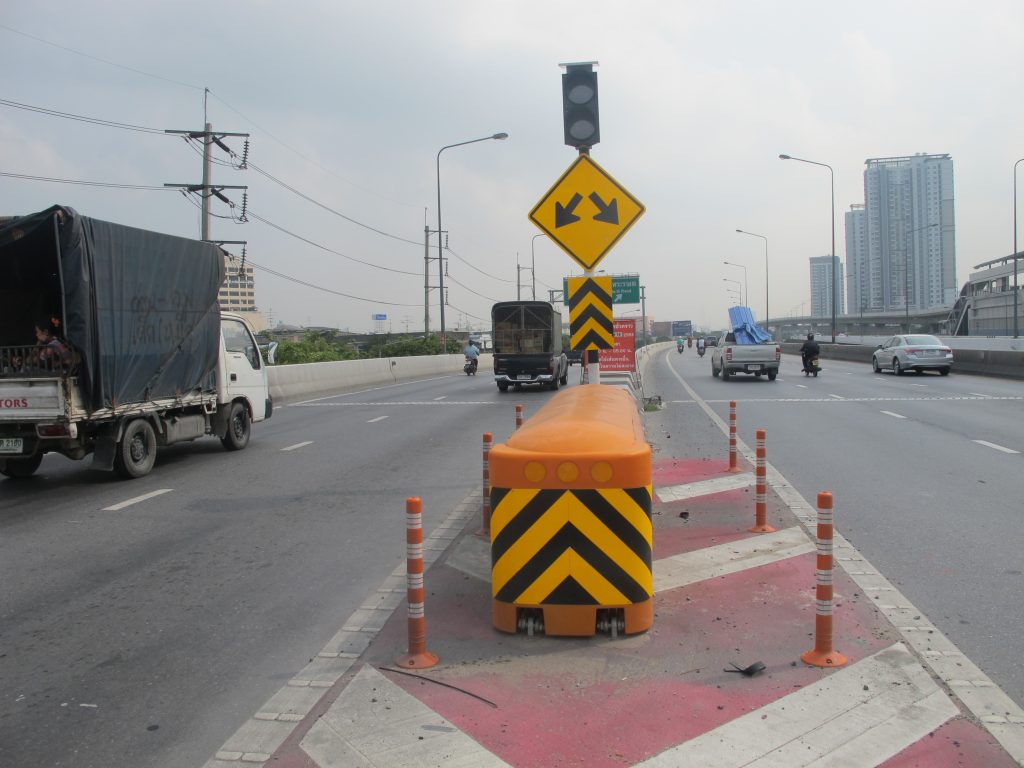 อุปกรณ์ดูดซับแรงปะทะ Crash Cushion